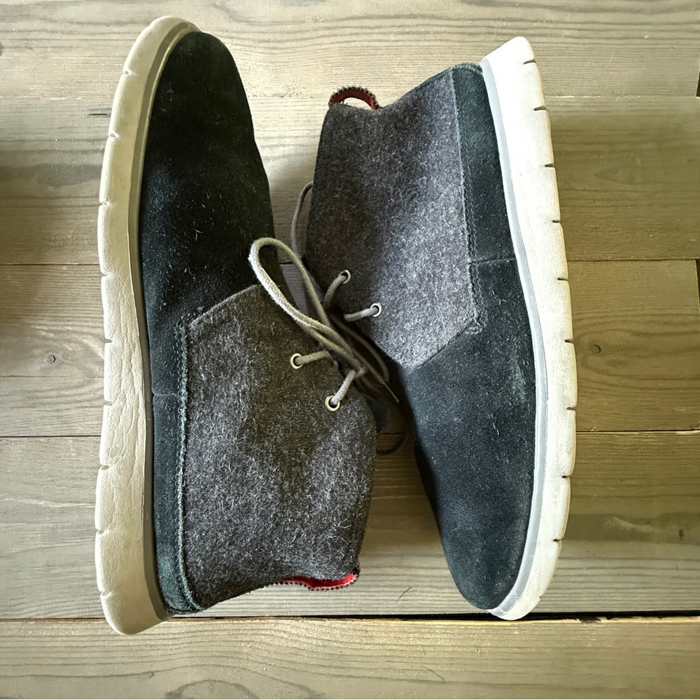 UGG Men's Charcoal and Black Suede Chukka Boots - Picture 2 of 7
